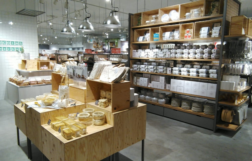 3COINS + plus イオンモール日の出